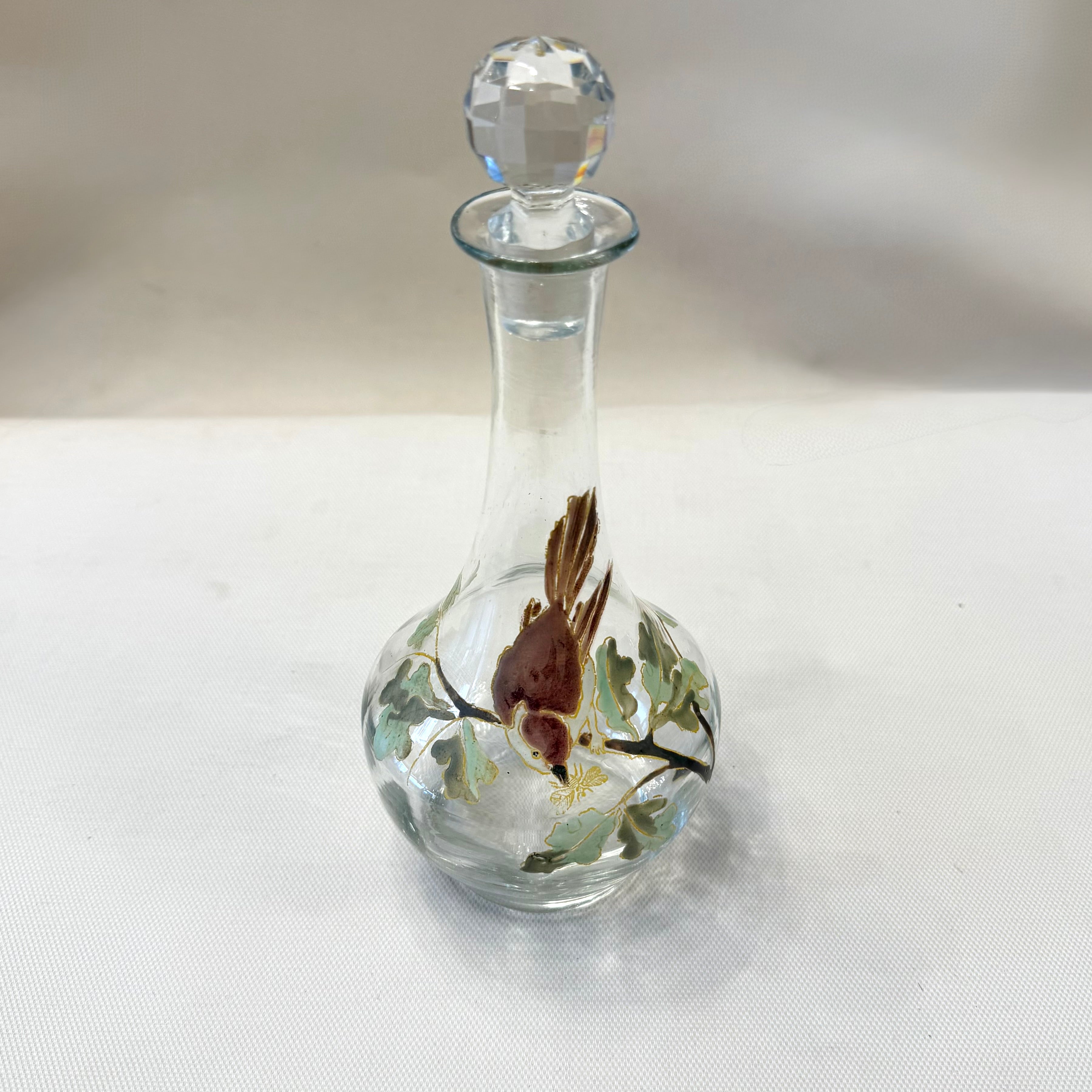 Botella de vidrio esmaltado Art-Nouveau con un gorrion.Francia SXX