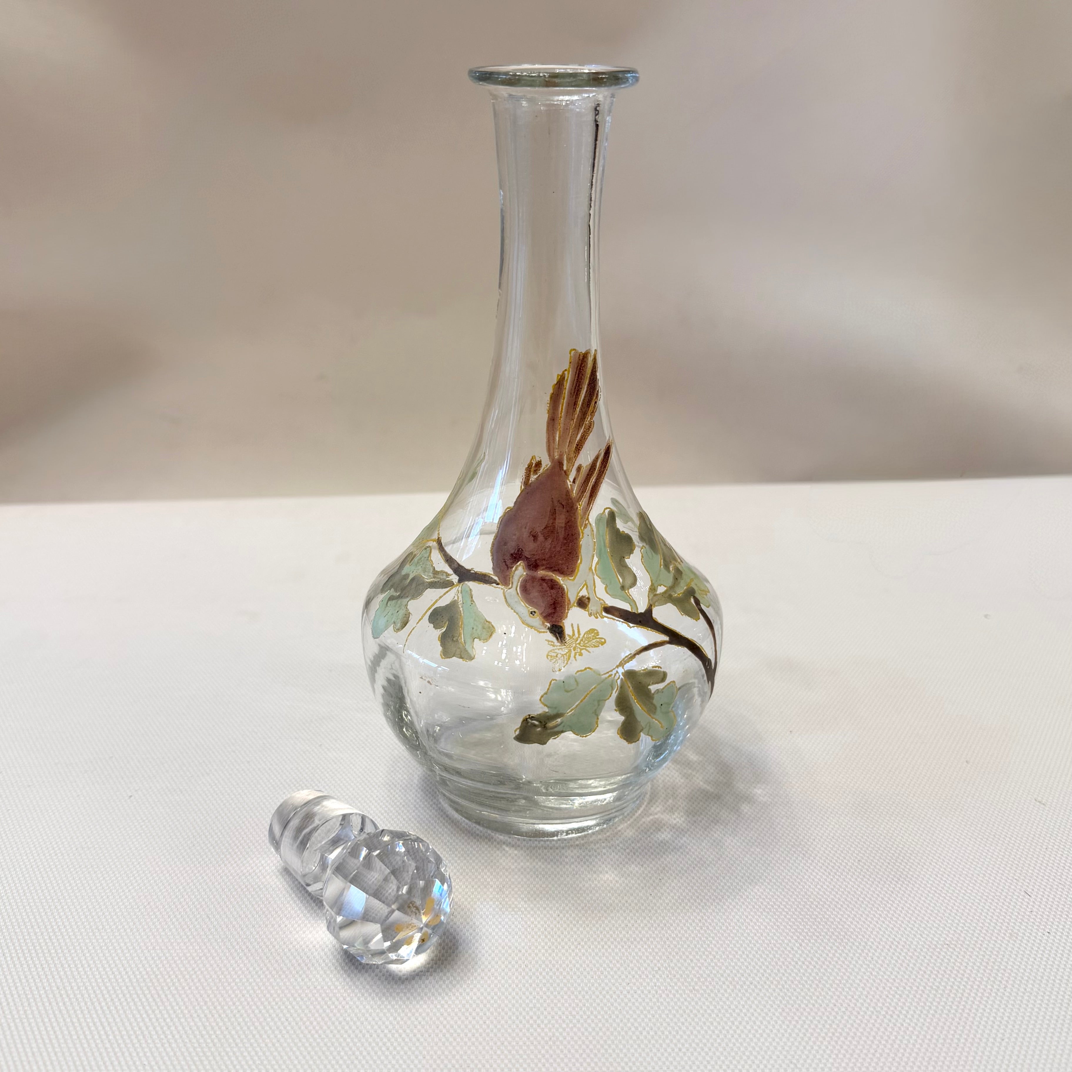 Botella de vidrio esmaltado Art-Nouveau con un gorrion.Francia SXX