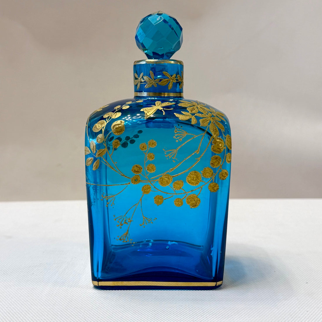 Botella de vidrio esmaltada Art-Nouveau con motivos orgánicos dorados. Francia SXX