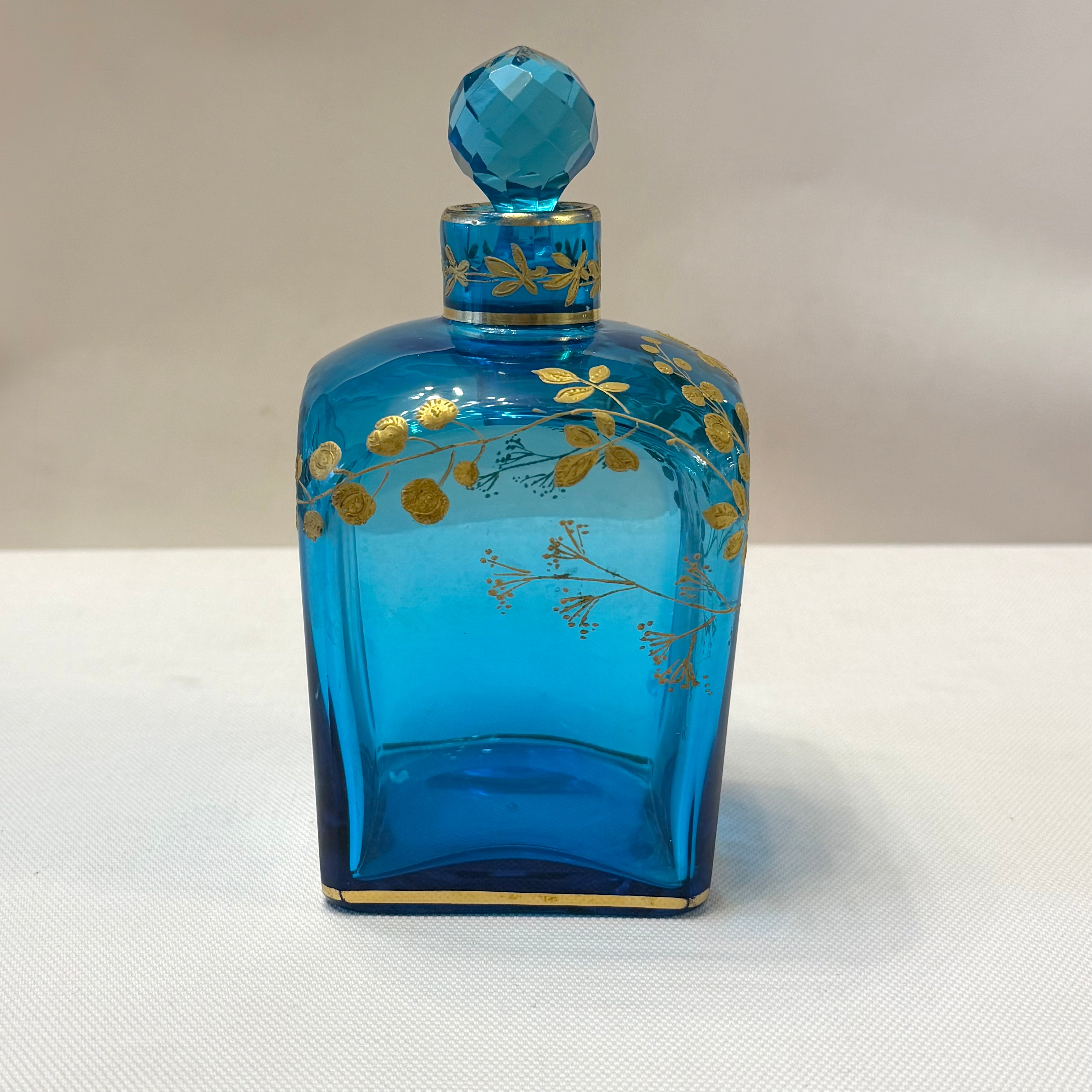 Botella de vidrio esmaltada Art-Nouveau con motivos orgánicos dorados. Francia SXX
