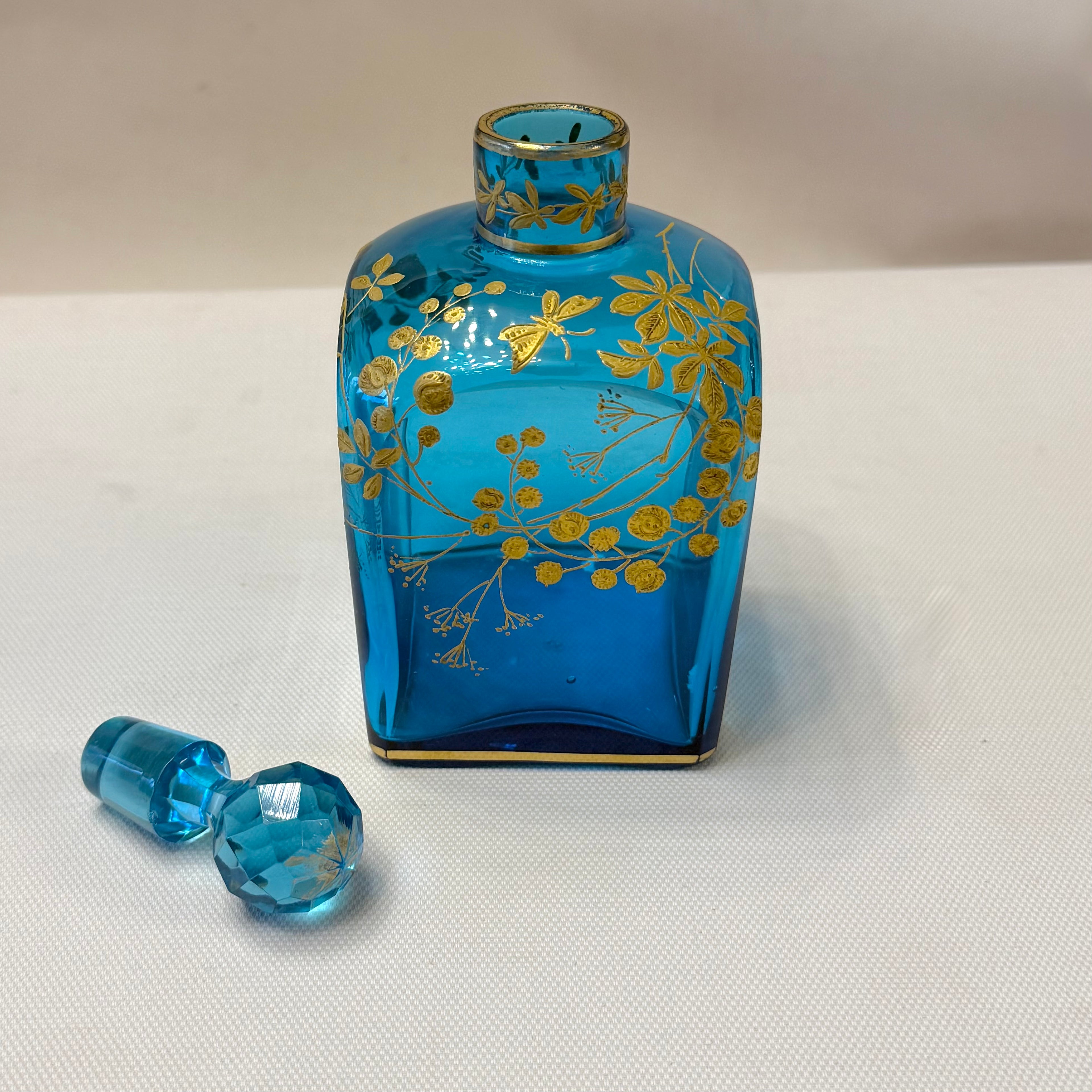 Botella de vidrio esmaltada Art-Nouveau con motivos orgánicos dorados. Francia SXX