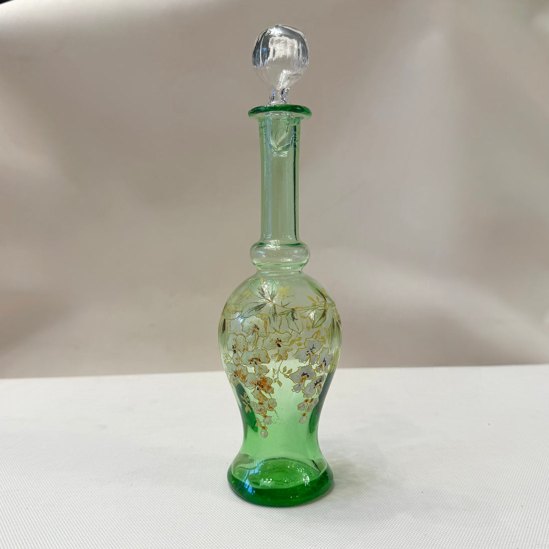 Botella de vidrio esmaltada Art-Nouveau con Fucsias blancas. Francia SXX