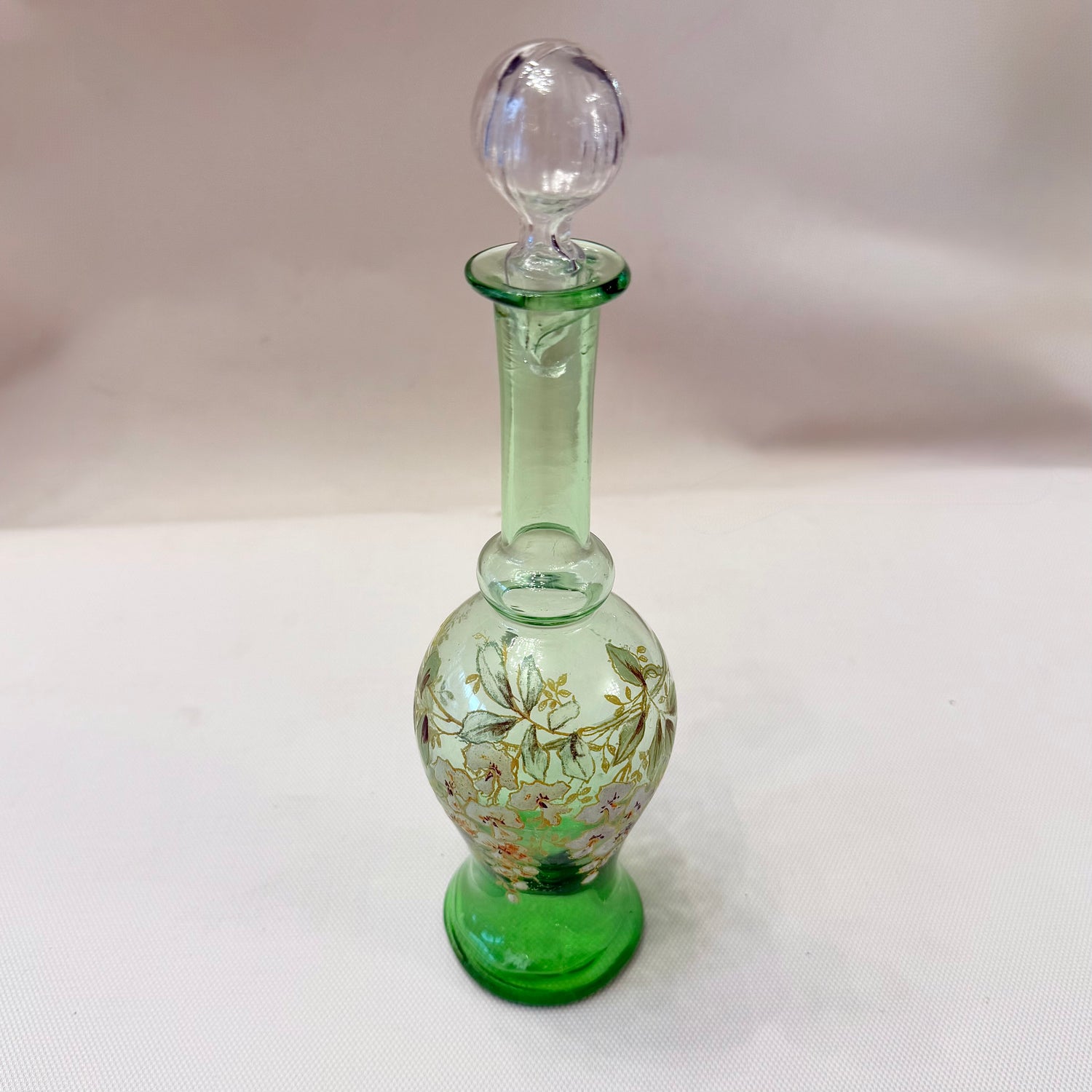 Botella de vidrio esmaltada Art-Nouveau con Fucsias blancas. Francia SXX