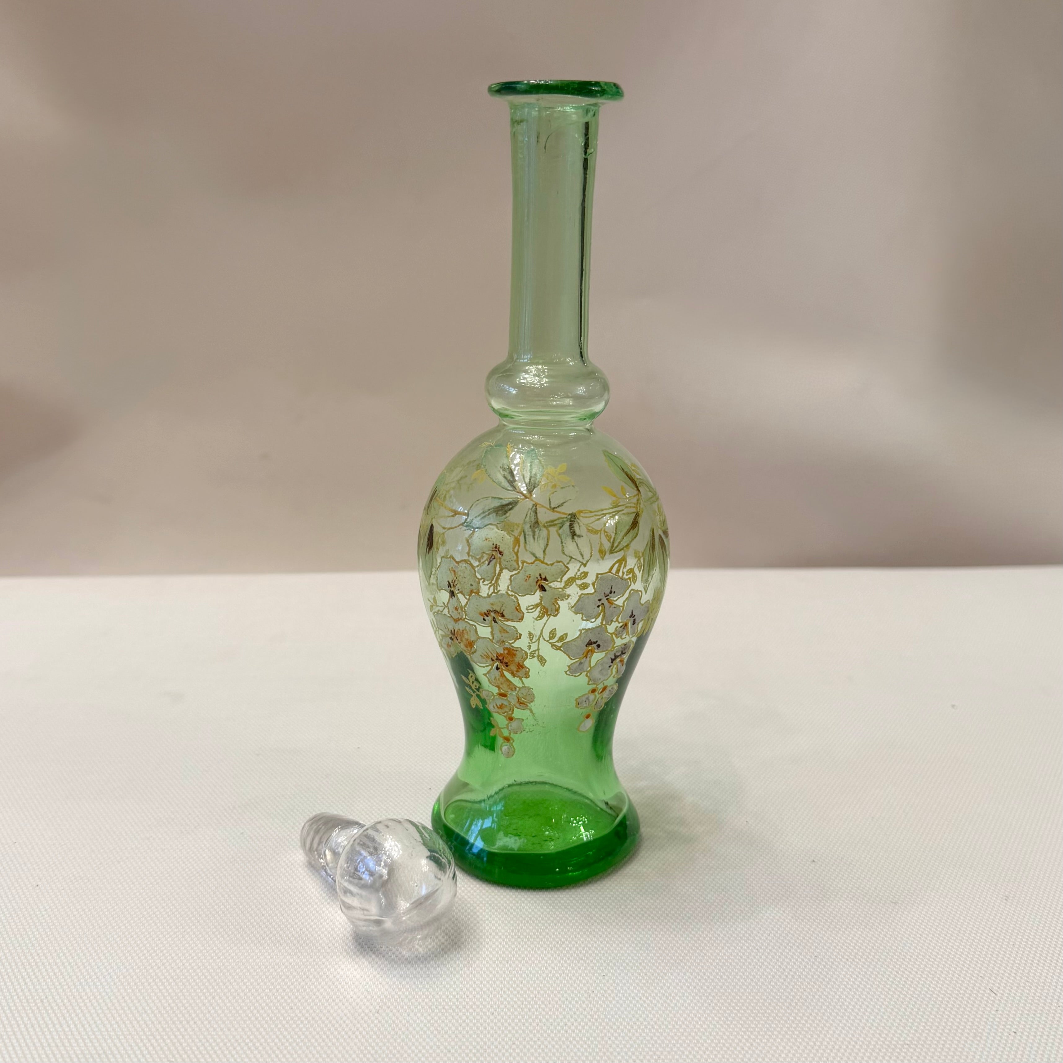 Botella de vidrio esmaltada Art-Nouveau con Fucsias blancas. Francia SXX