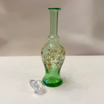 Botella de vidrio esmaltada Art-Nouveau con Fucsias blancas. Francia SXX