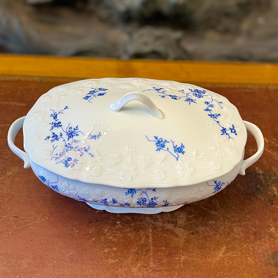 Sopera francesa porcelana Porcelaine de Sologne. Francia SXX