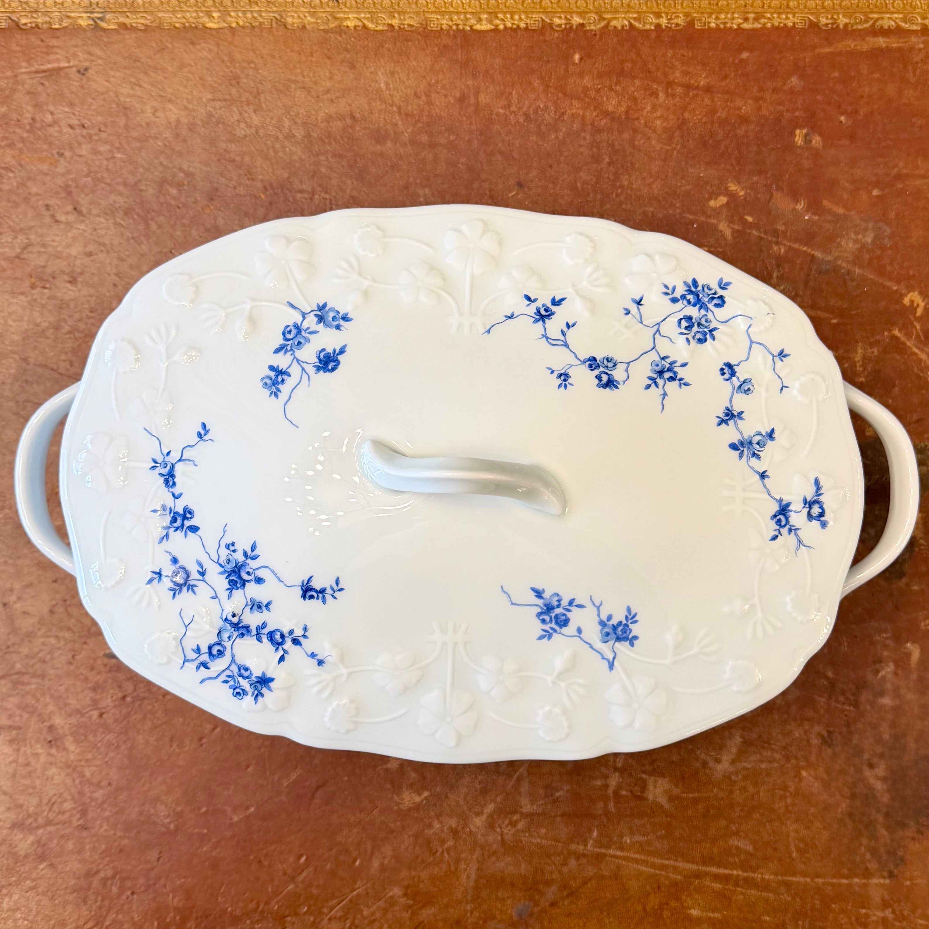 Sopera francesa porcelana Porcelaine de Sologne. Francia SXX