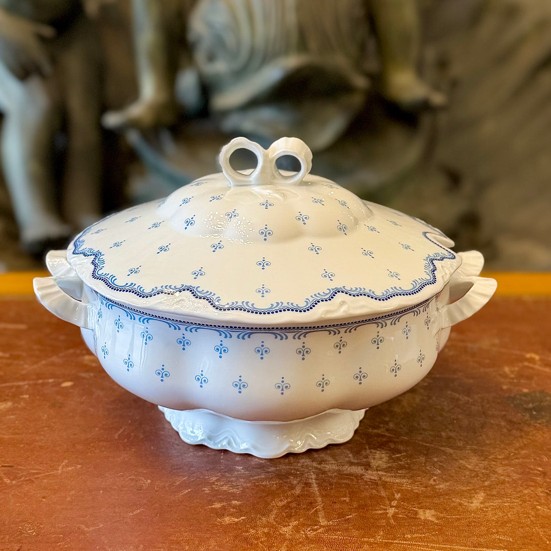 Sopera de porcelana alemana HUTSCHENREUTHER. Alemania SXX