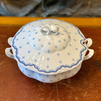 Sopera de porcelana alemana HUTSCHENREUTHER. Alemania SXX