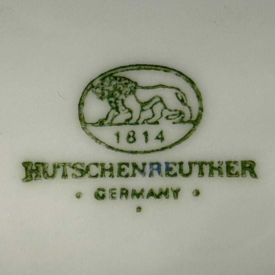 Sopera de porcelana alemana HUTSCHENREUTHER. Alemania SXX