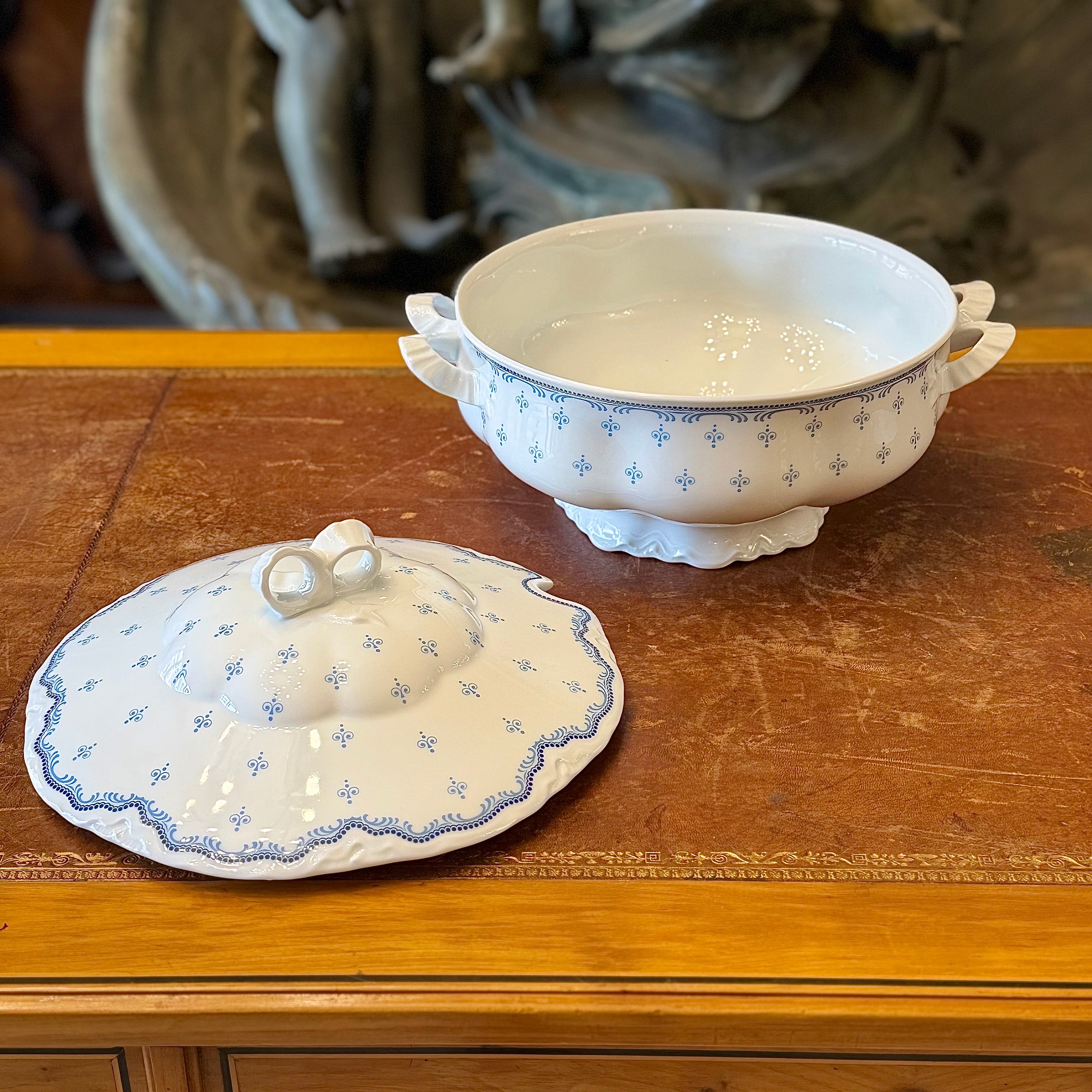 Sopera de porcelana alemana HUTSCHENREUTHER. Alemania SXX
