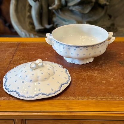 Sopera de porcelana alemana HUTSCHENREUTHER. Alemania SXX