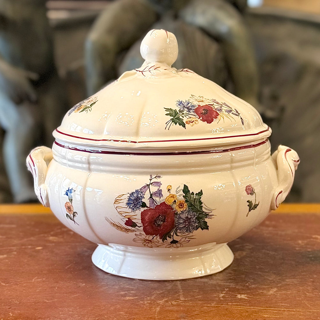 Sopera francesa de cerámica Sarreguemines "Grand Bouquet". Francia SXX
