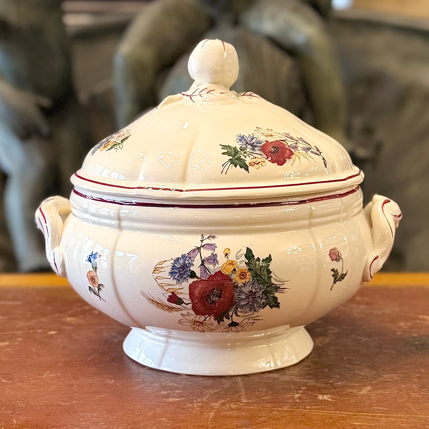 Sopera francesa de cerámica Sarreguemines "Grand Bouquet". Francia SXX
