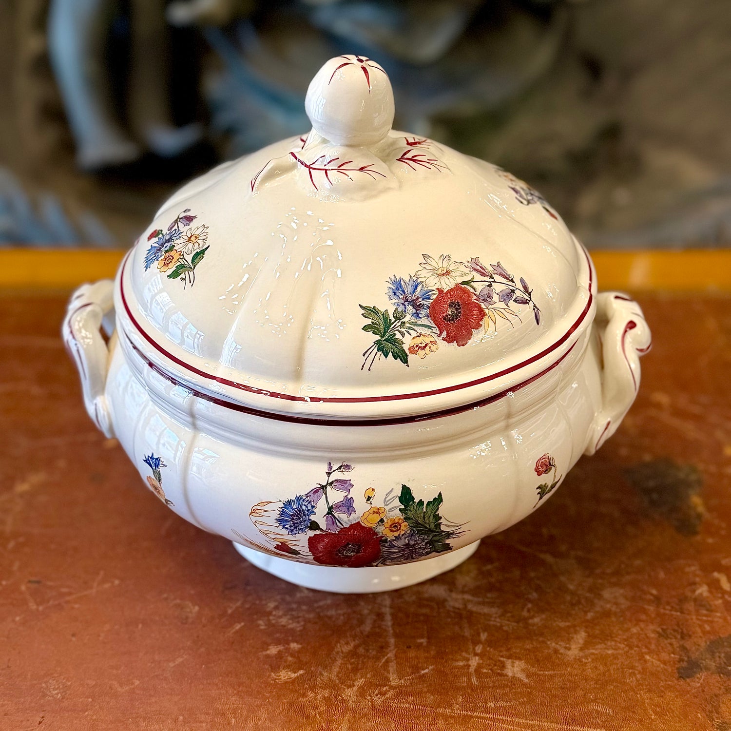 Sopera francesa de cerámica Sarreguemines "Grand Bouquet". Francia SXX