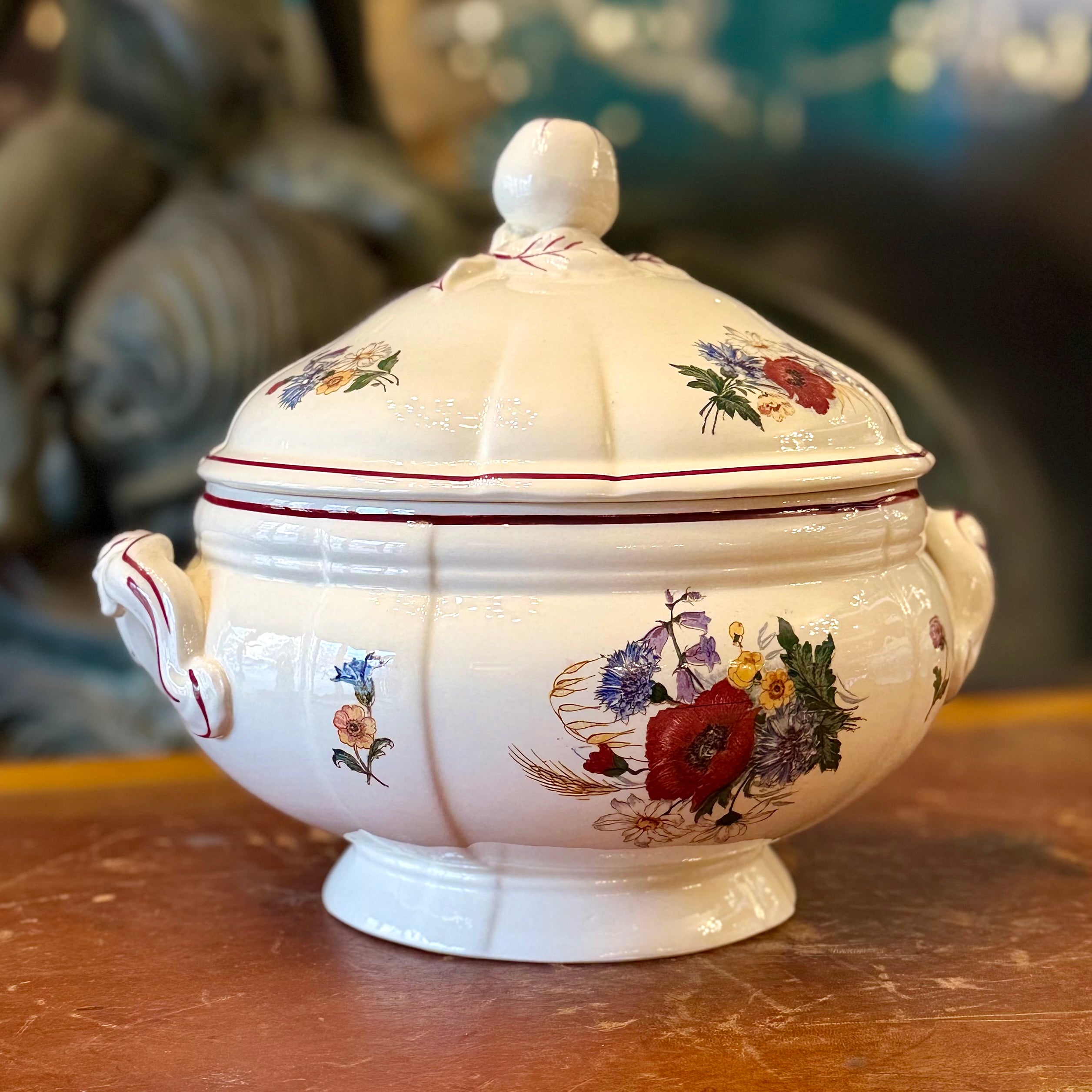 Sopera francesa de cerámica Sarreguemines "Grand Bouquet". Francia SXX