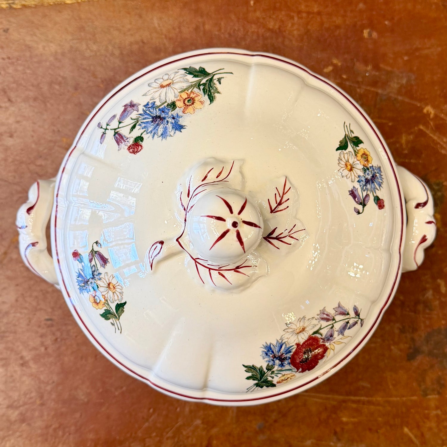 Sopera francesa de cerámica Sarreguemines "Grand Bouquet". Francia SXX