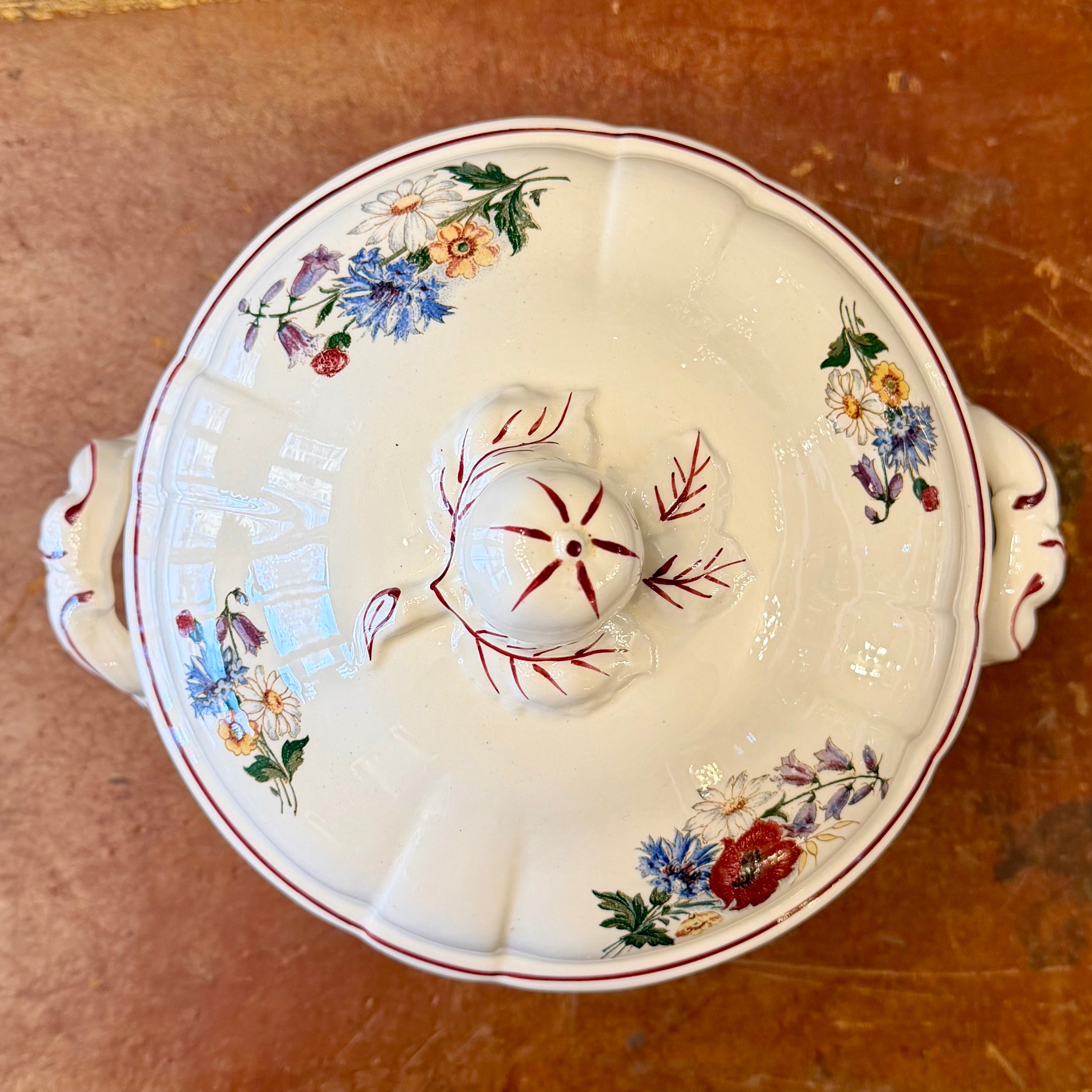 Sopera francesa de cerámica Sarreguemines "Grand Bouquet". Francia SXX