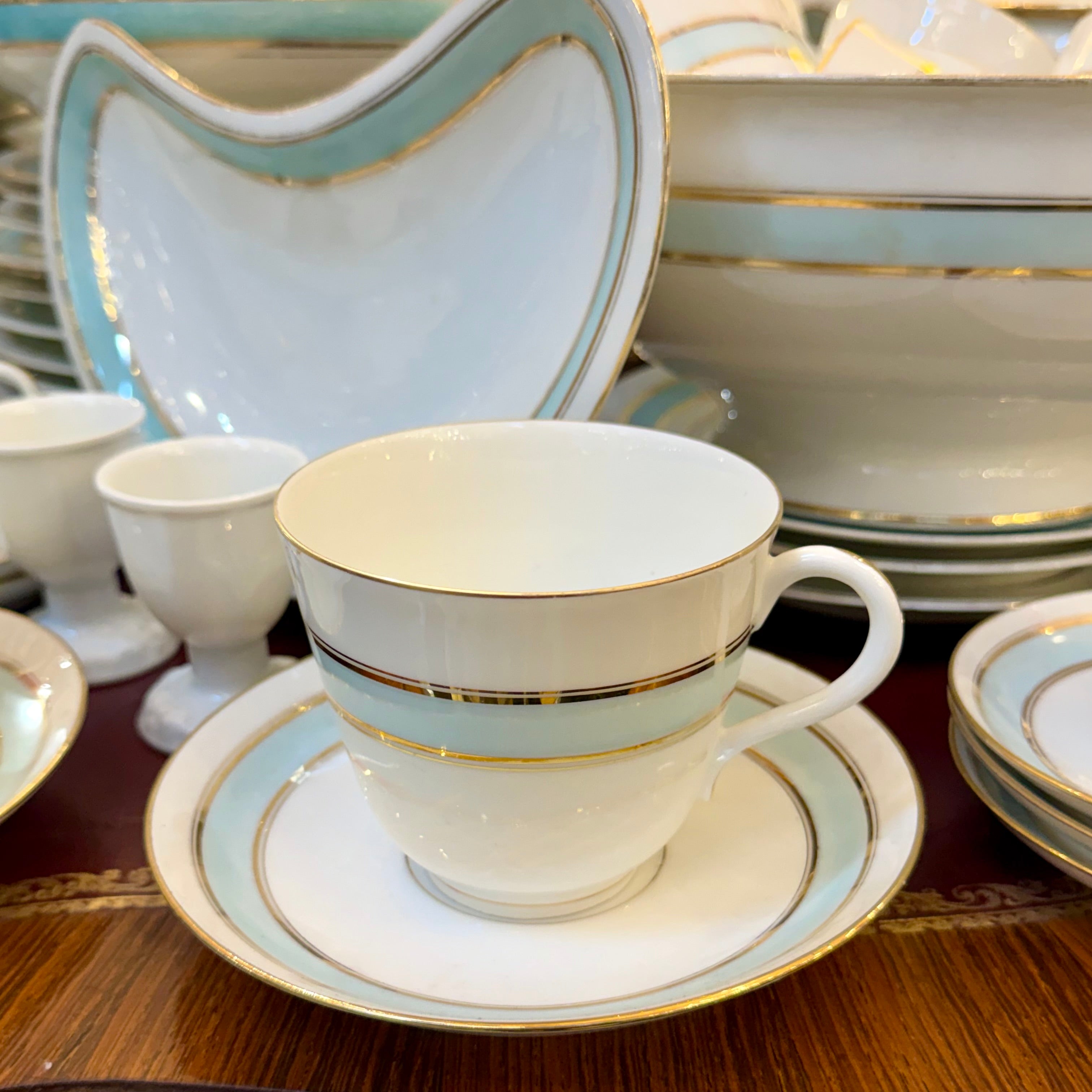Gran y espectacular vajilla Limoges A. Lantier, verde y dorado. Francia SXX