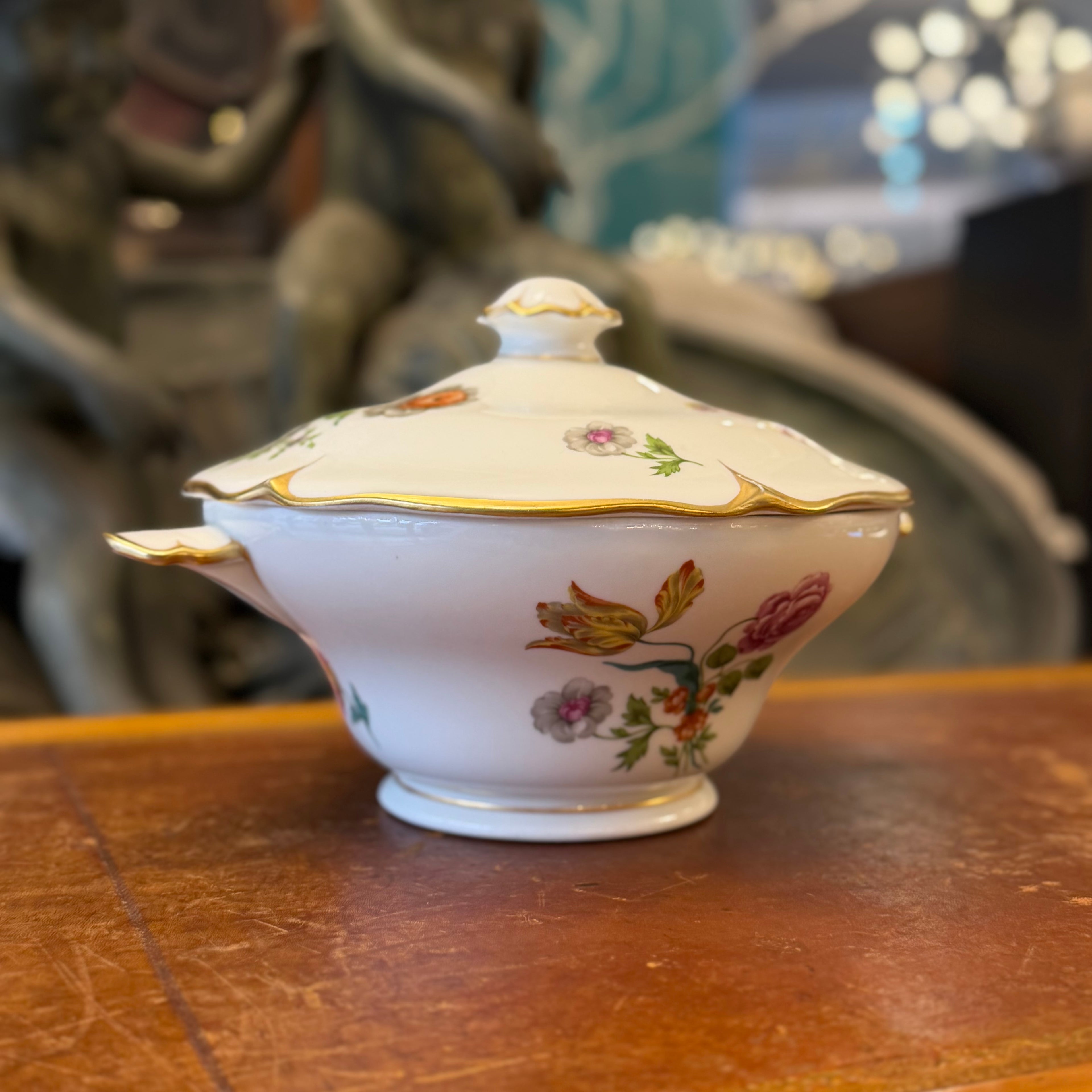 Sopera francesa porcelana Lourioux "Le Faune". Francia SXX