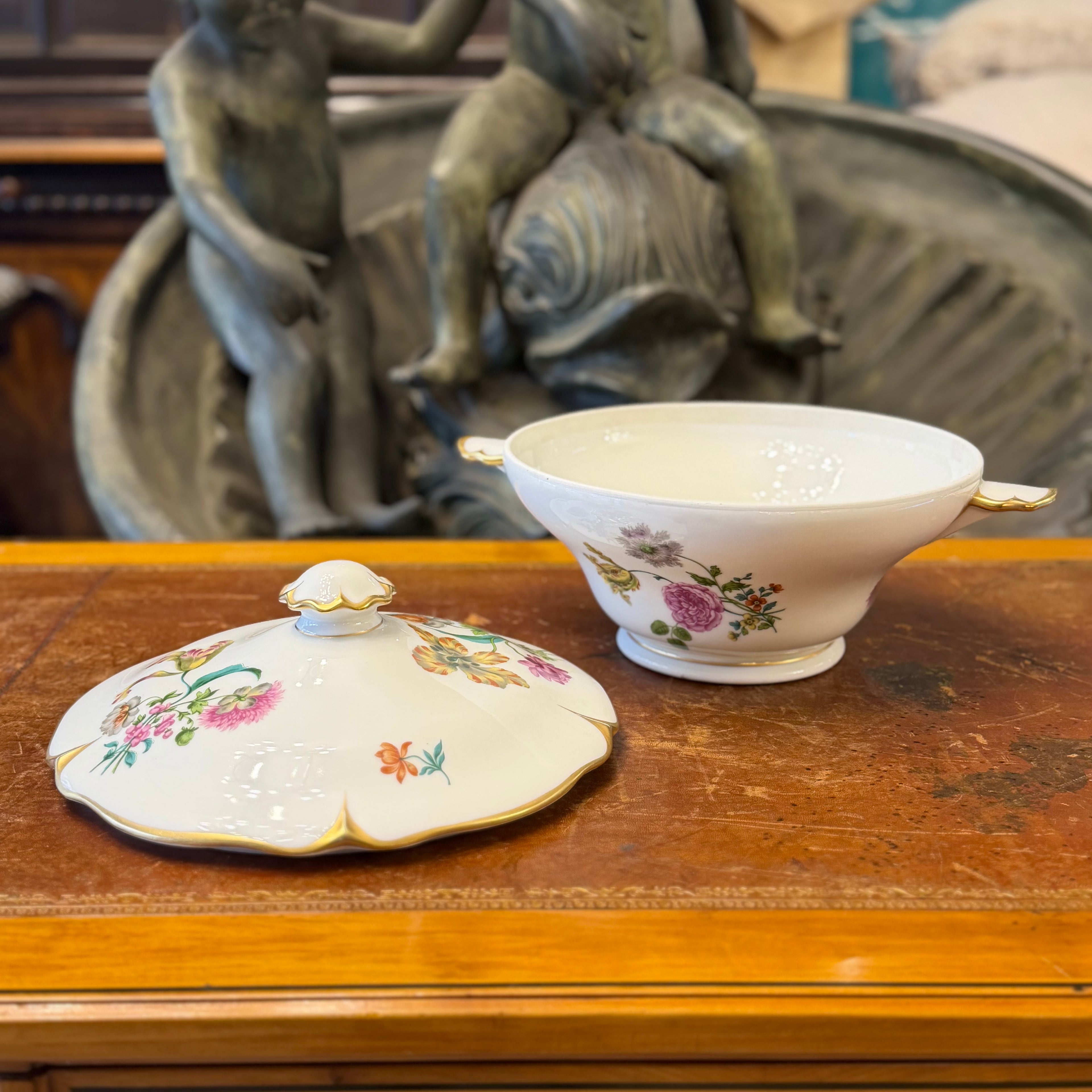 Sopera francesa porcelana Lourioux "Le Faune". Francia SXX