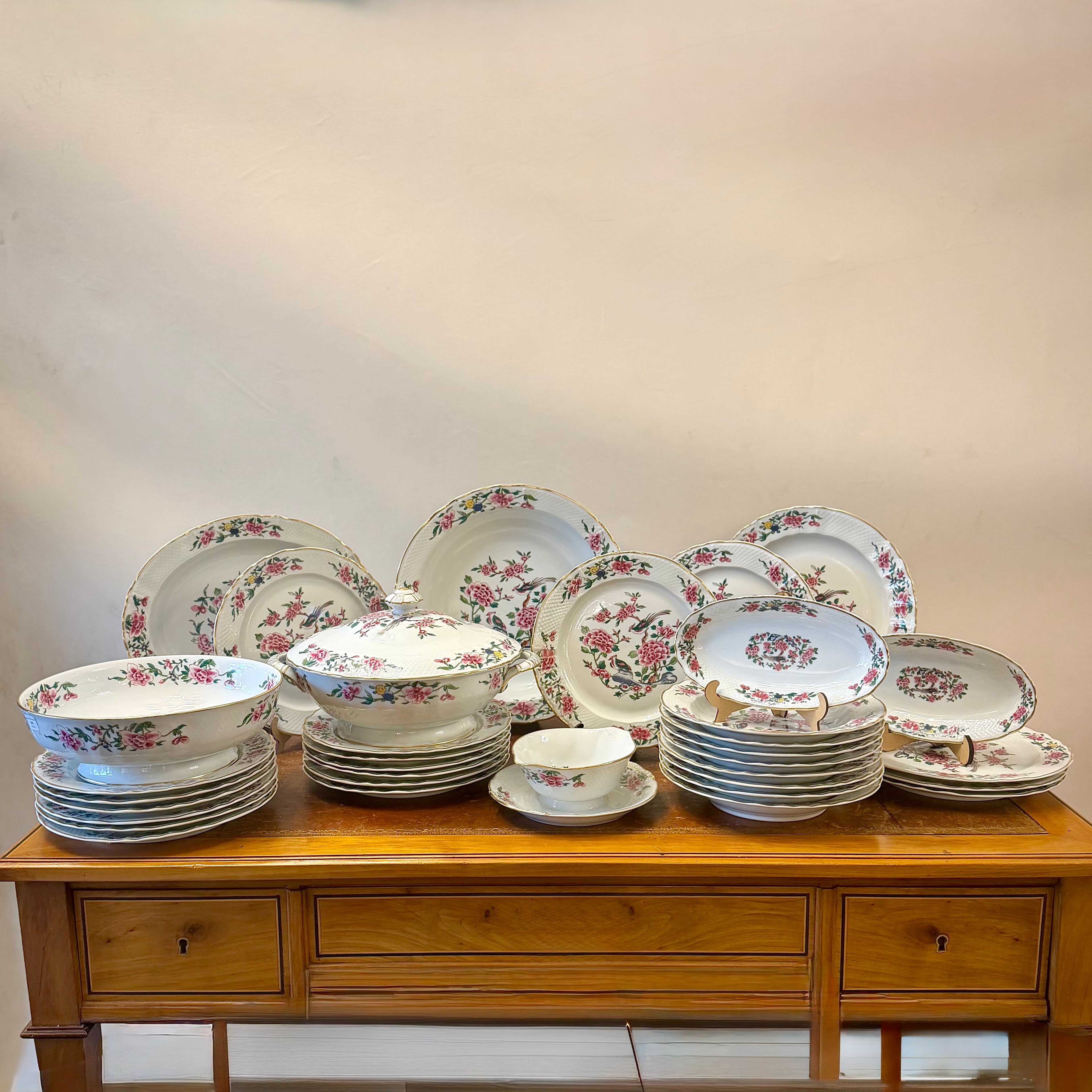 Vajilla de porcelana francesa Limoges Bernardaud modelo Condé. Francia SXIX