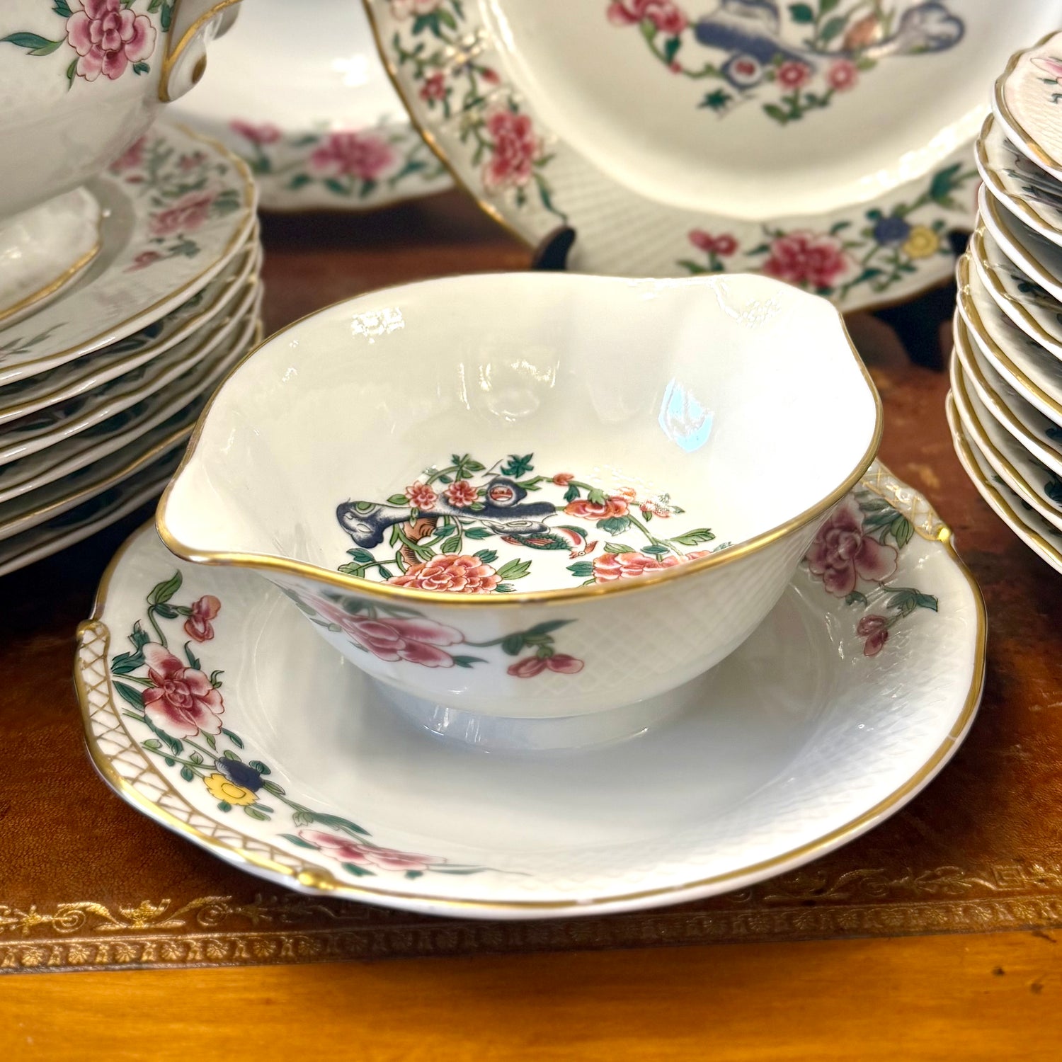Vajilla de porcelana francesa Limoges Bernardaud modelo Condé. Francia SXIX