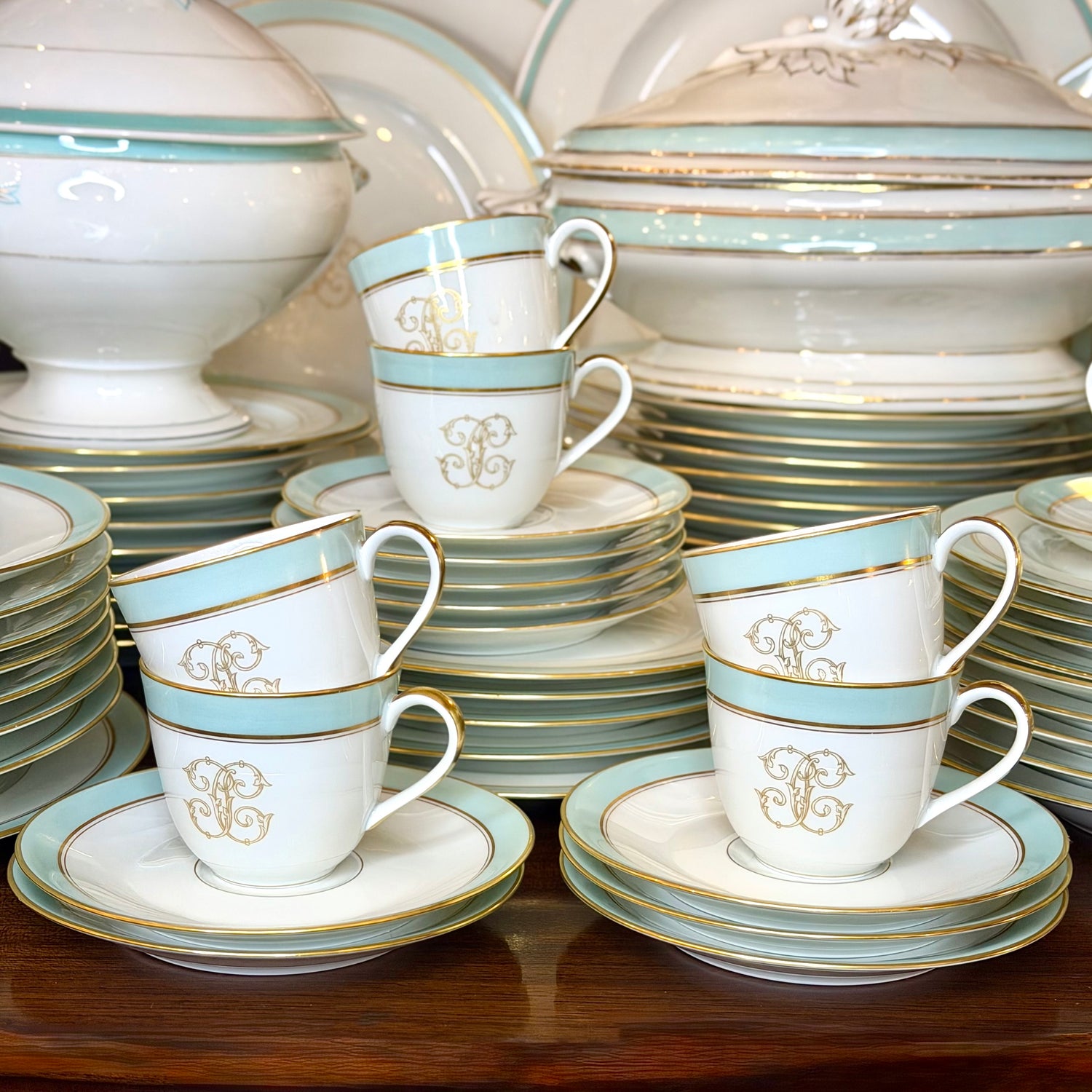 Vajilla de porcelana Limoges A. Vignaud verde celadón y dorado. Francia SXX