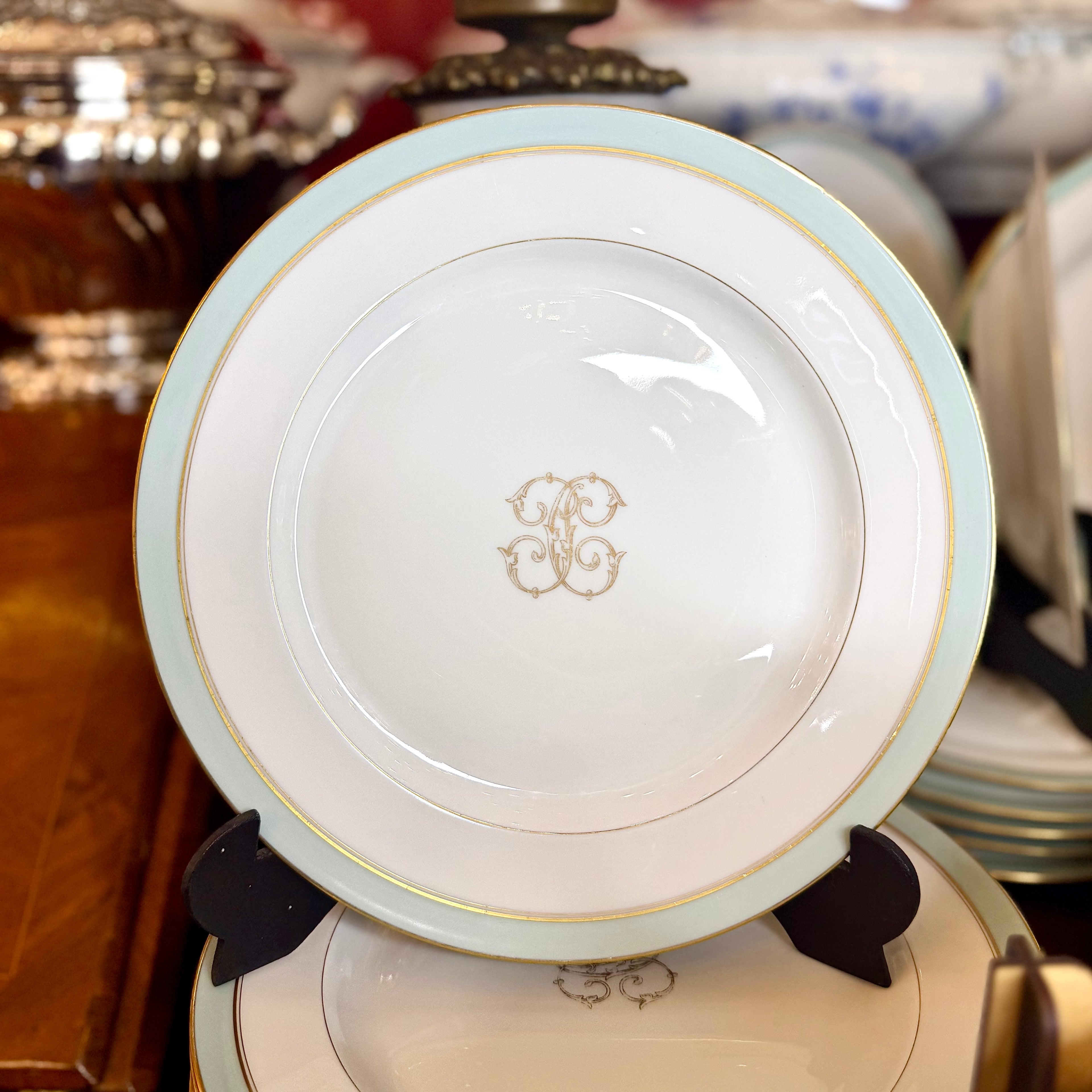Vajilla de porcelana Limoges A. Vignaud verde celadón y dorado. Francia SXX