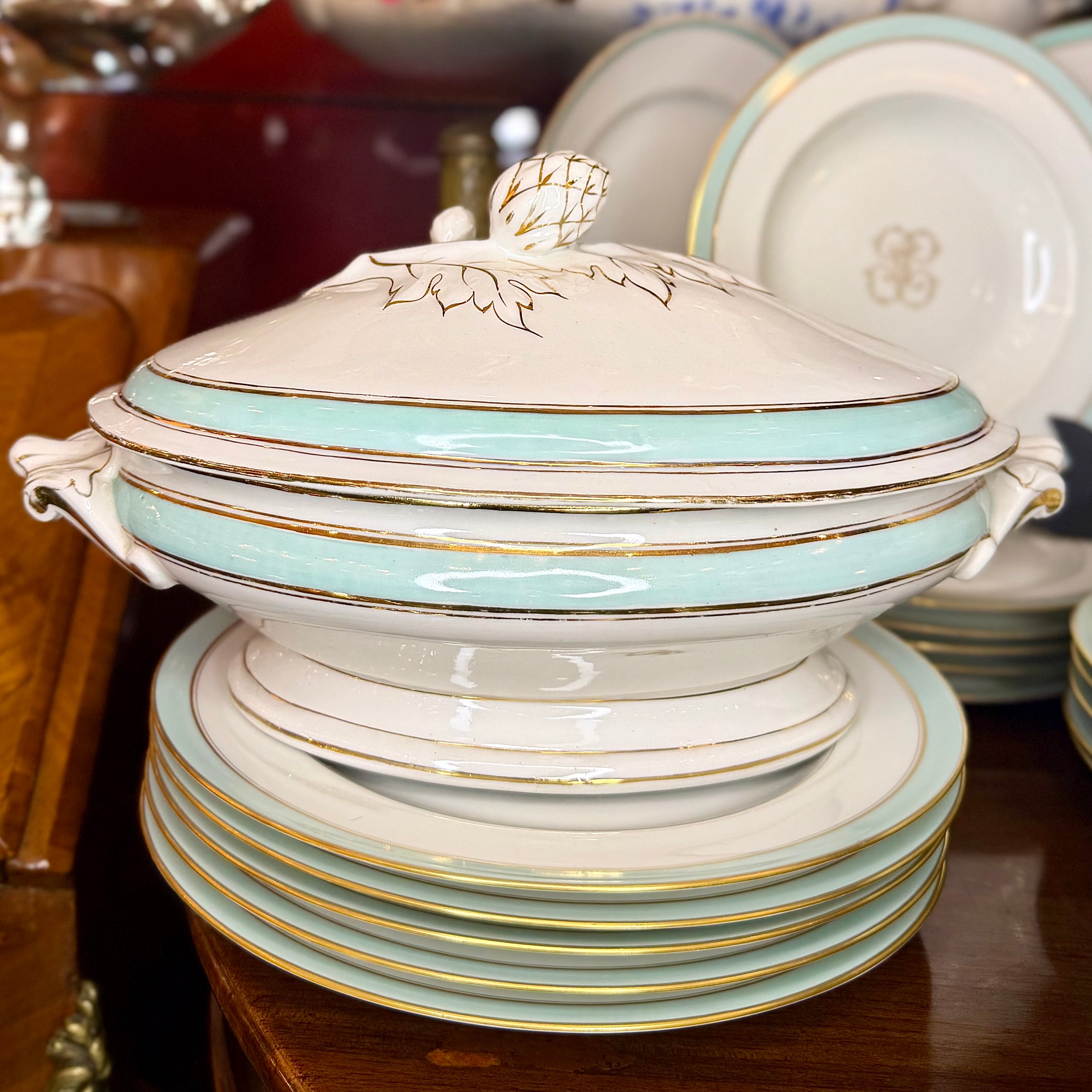 Vajilla de porcelana Limoges A. Vignaud verde celadón y dorado. Francia SXX