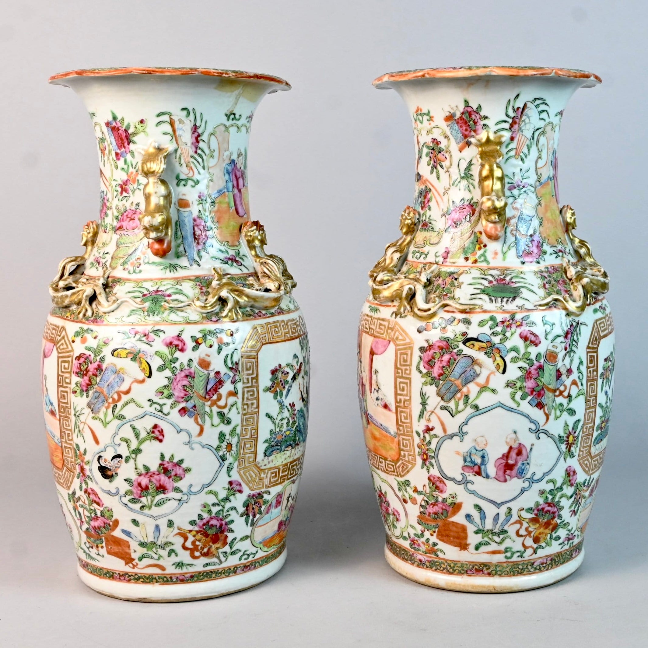 Par de jarrones de porcelana de Cantón "Familia Rosa". China SXIX