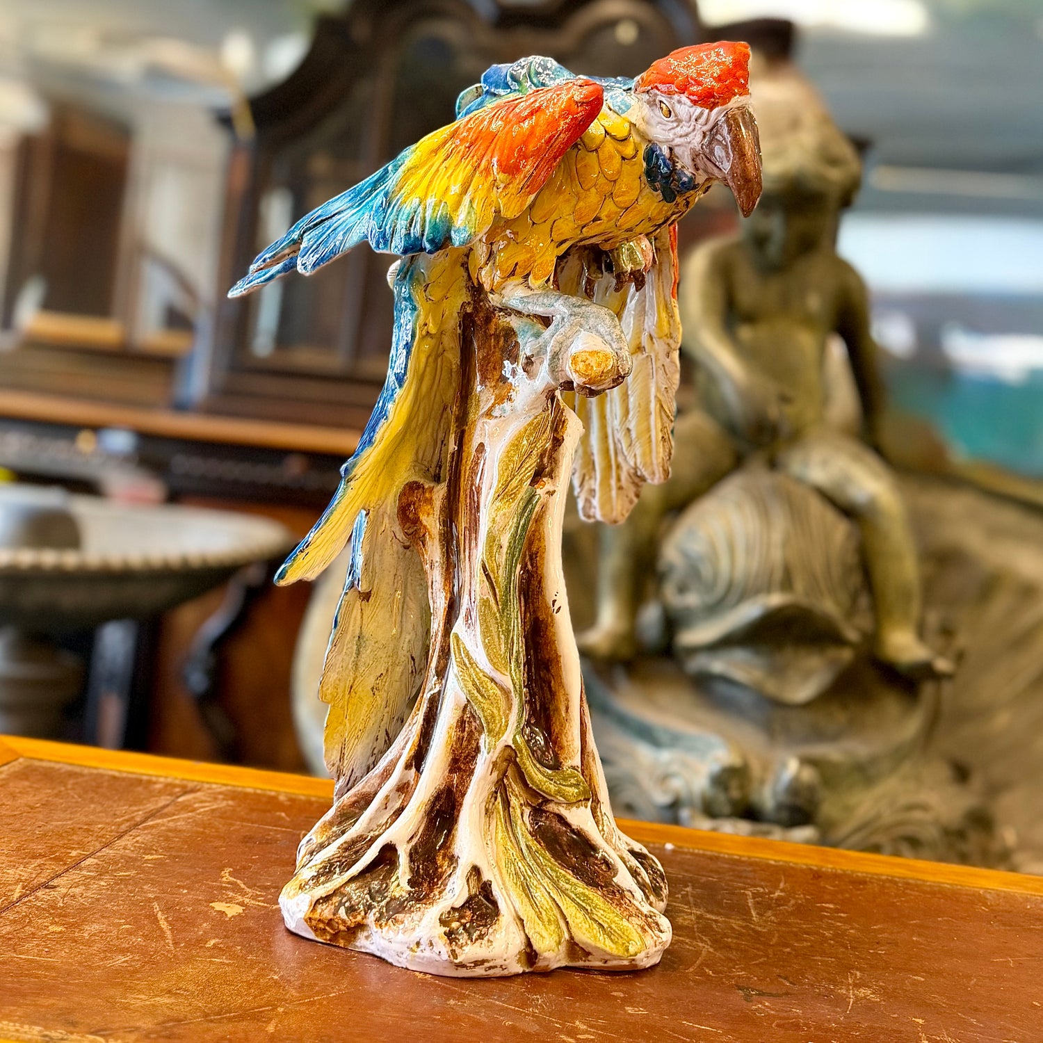 Espectacular guacamayo de mayólica italiana posado en una tronco. Italia 1930