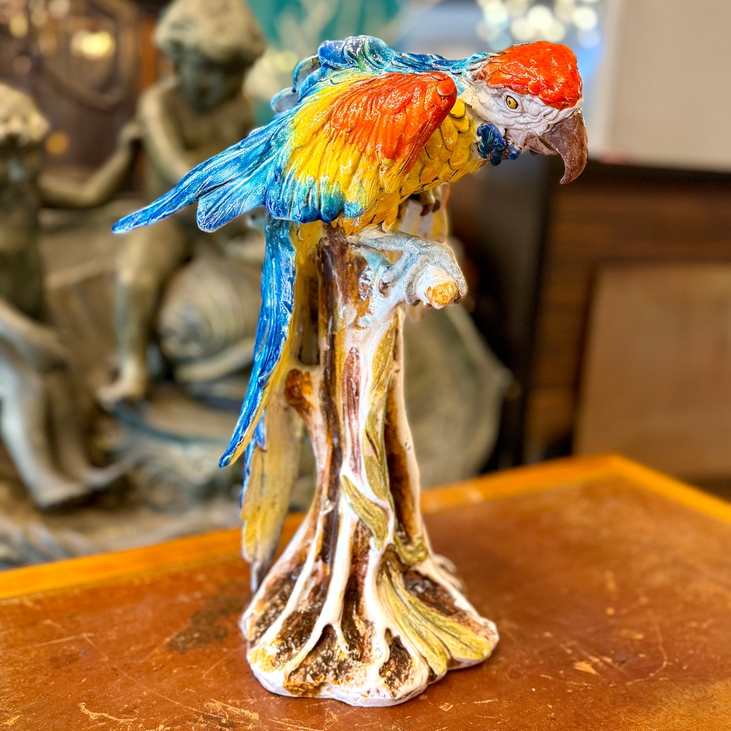 Espectacular guacamayo de mayólica italiana posado en una tronco. Italia 1930