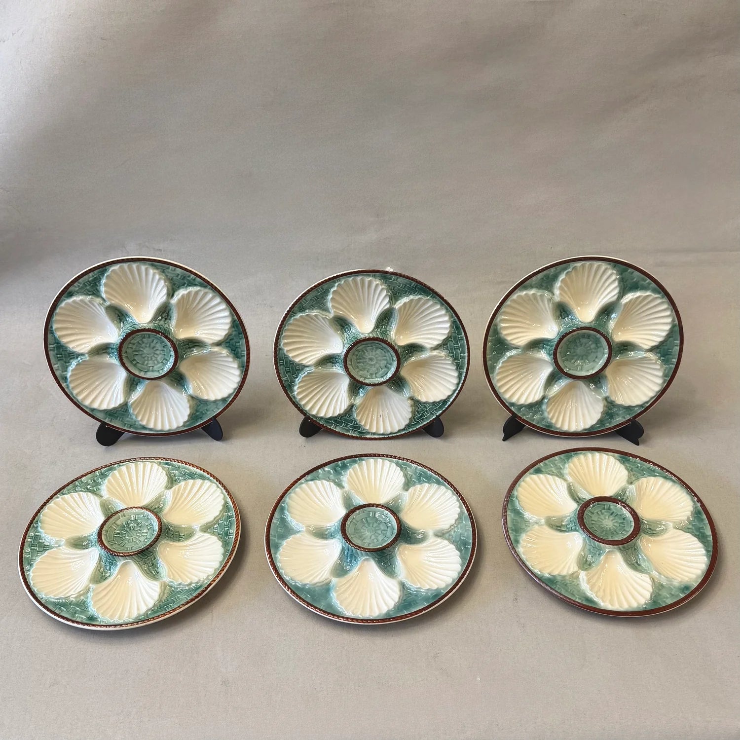 Juego de platos de ostra mayólica francesa Saint-Clement verde claro. Francia SXIX