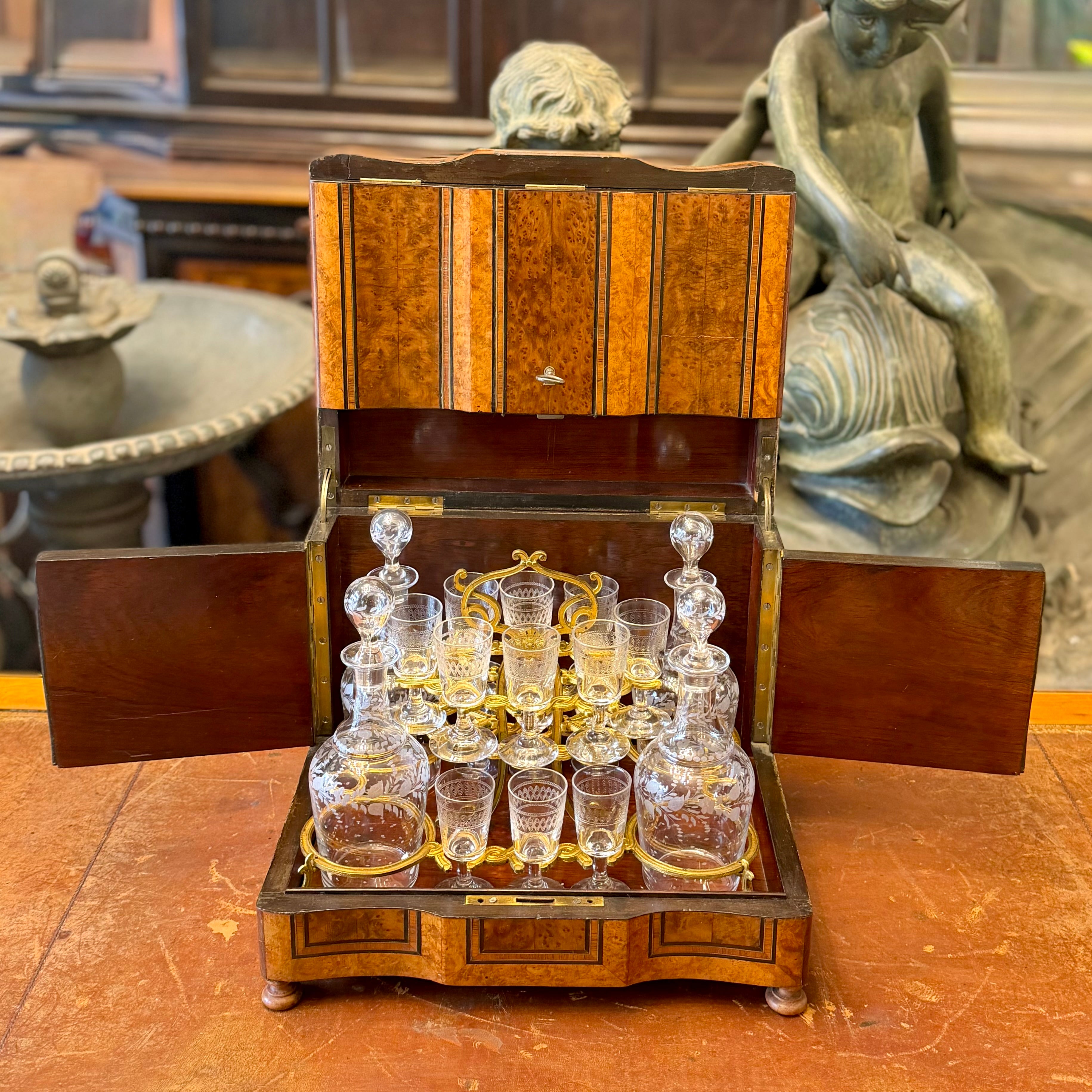 Cava de licor francesa Época Napoleón III raíz de nogal y ébano. Francia SXIX