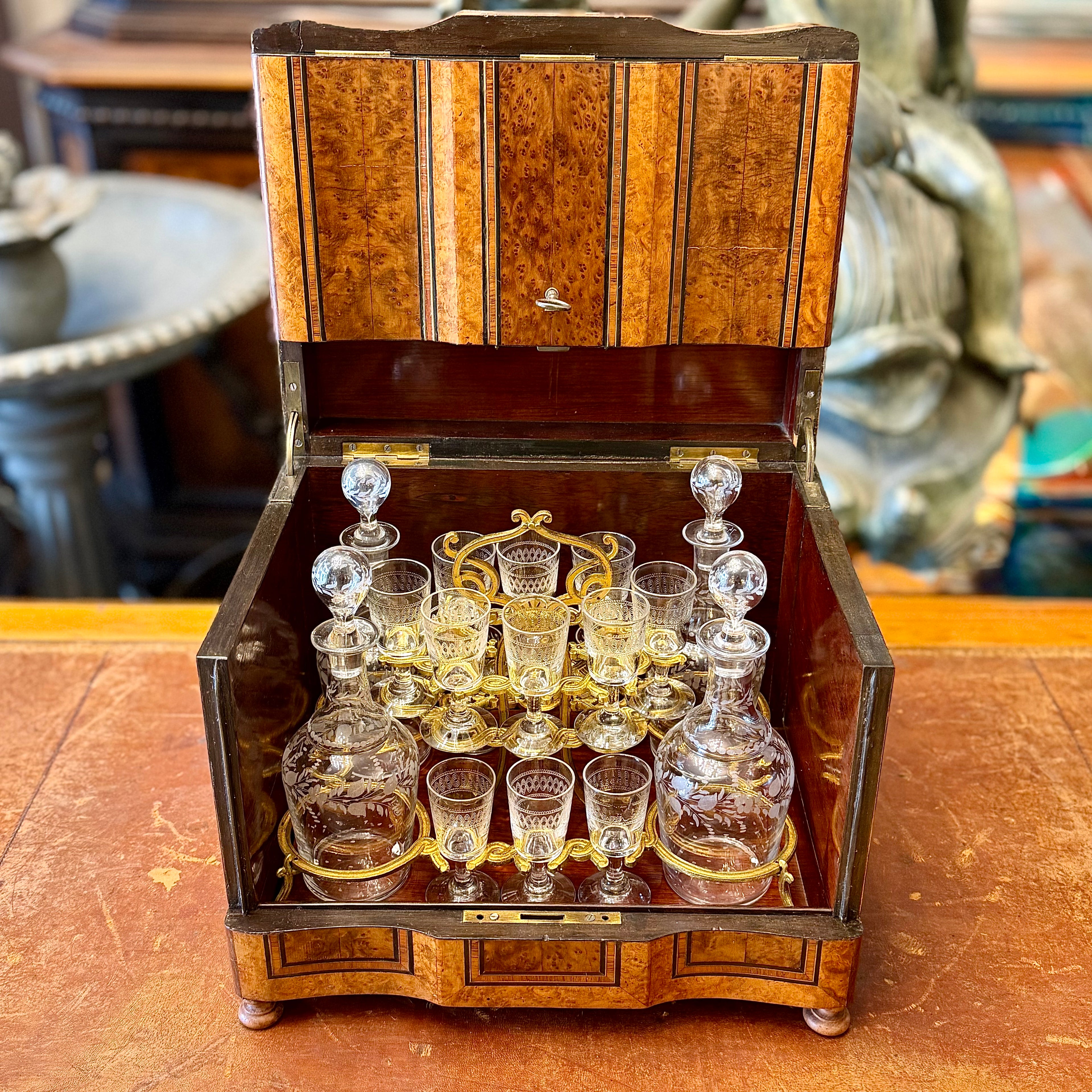 Cava de licor francesa Época Napoleón III raíz de nogal y ébano. Francia SXIX