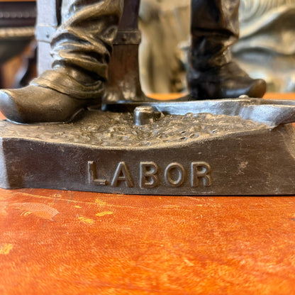 Escultura de peltre titulada "Labor" firmada A.J.Scotte. Francia SXX