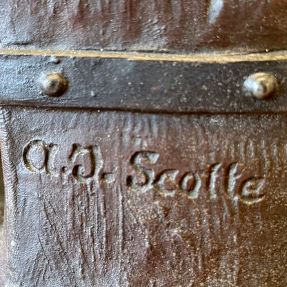 Escultura de peltre titulada "Labor" firmada A.J.Scotte. Francia SXX