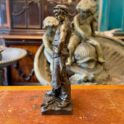 Escultura de peltre titulada "Labor" firmada A.J.Scotte. Francia SXX