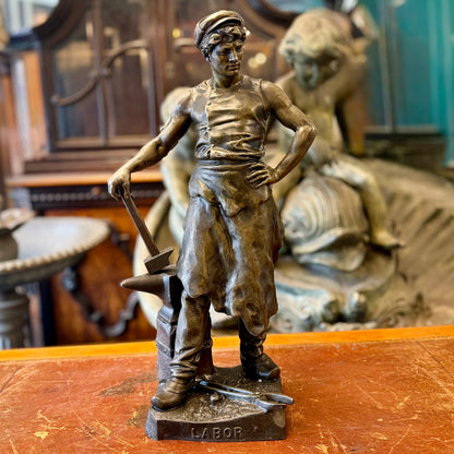 Escultura de peltre titulada "Labor" firmada A.J.Scotte. Francia SXX