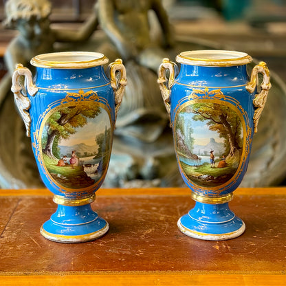 Espectacular par jarrones franceses porcelana "Viejo Paris". Francia 1772