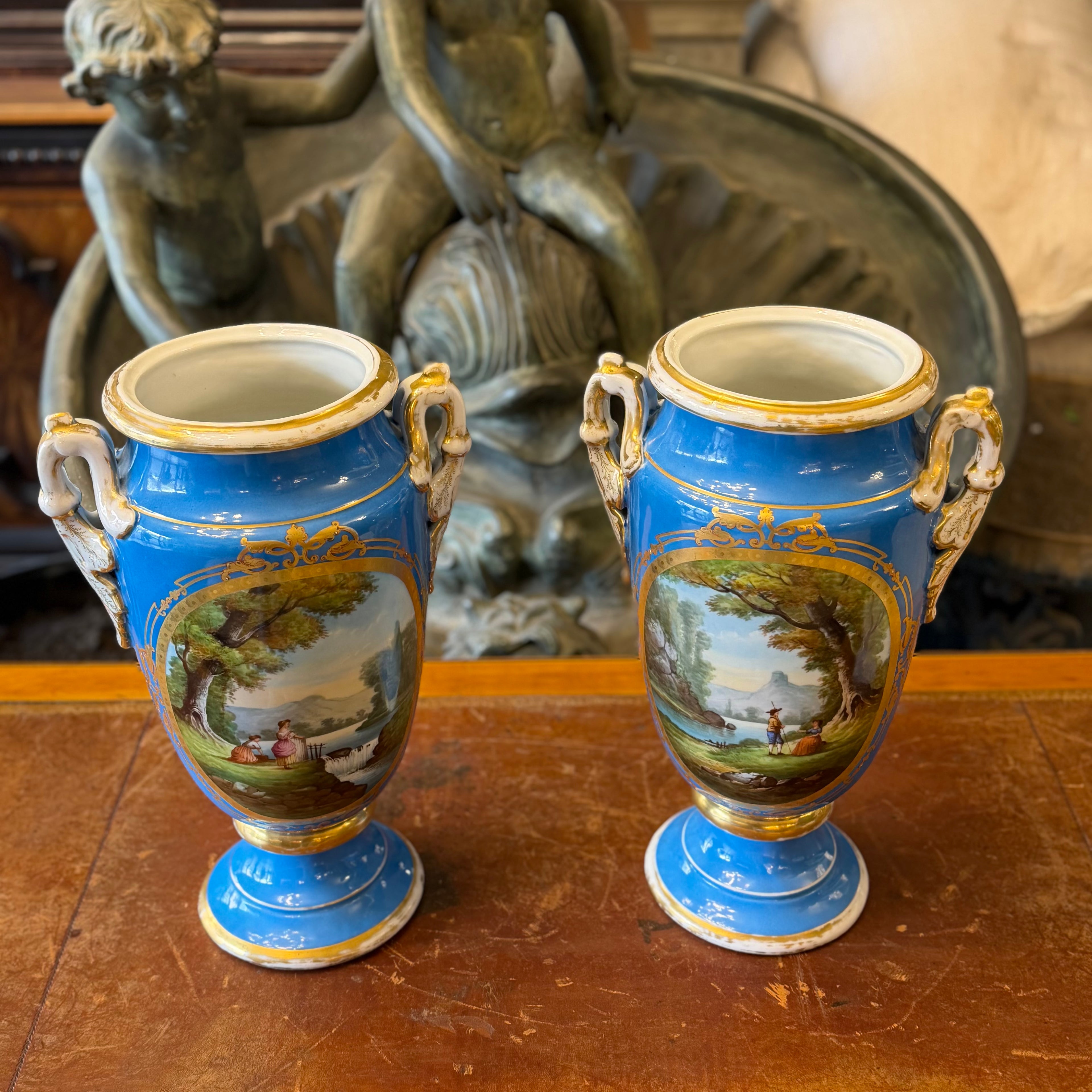 Espectacular par jarrones franceses porcelana "Viejo Paris". Francia 1772