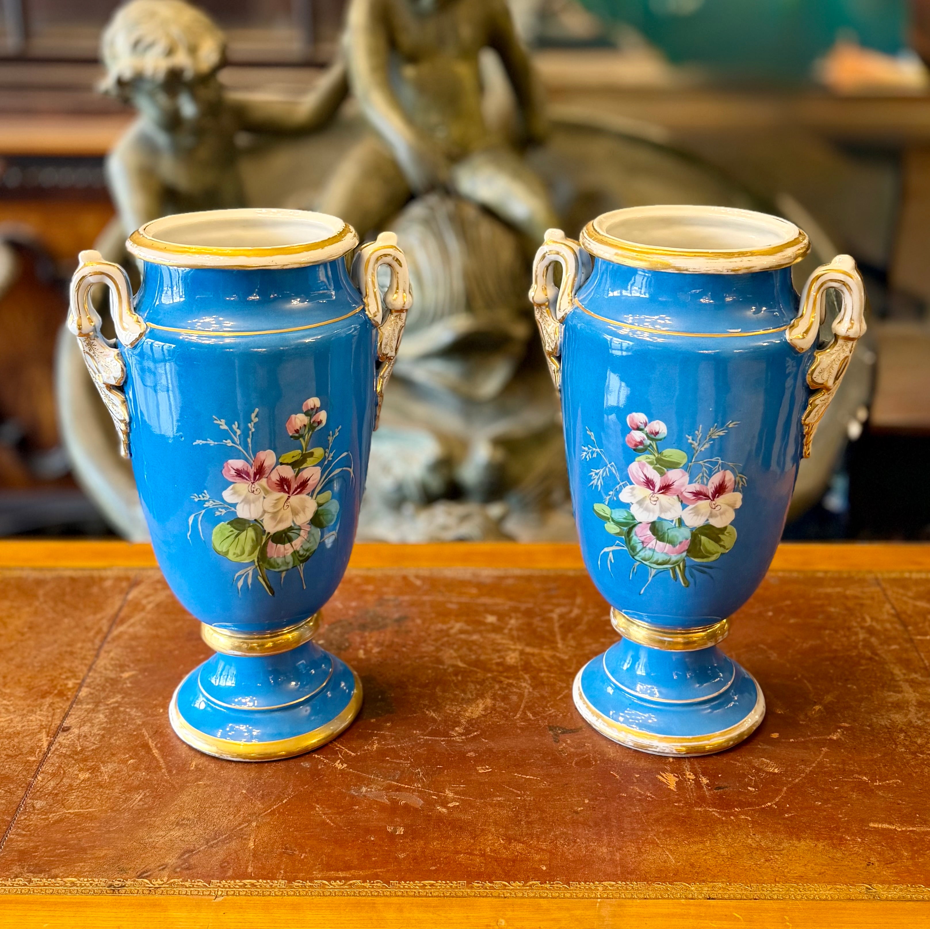 Espectacular par jarrones franceses porcelana "Viejo Paris". Francia 1772