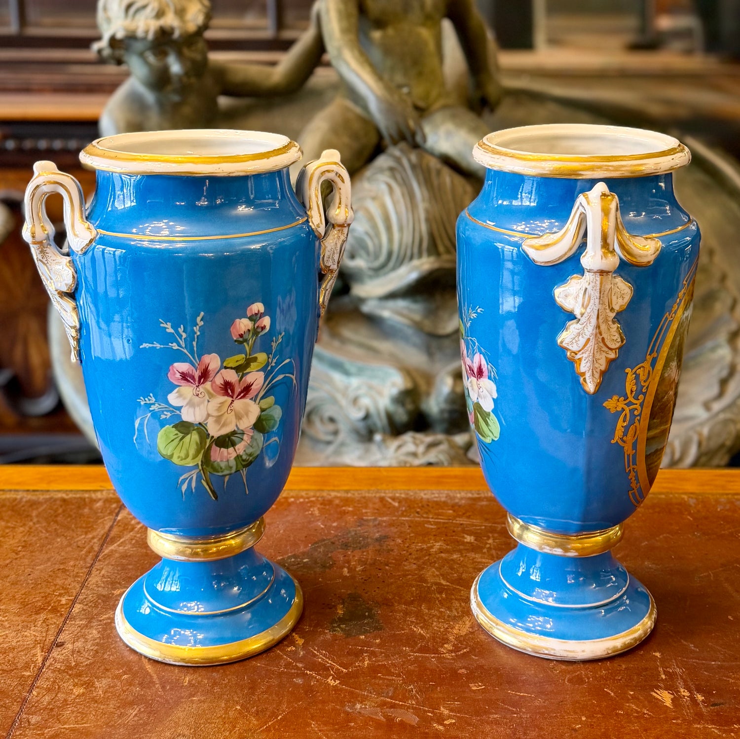 Espectacular par jarrones franceses porcelana "Viejo Paris". Francia 1772