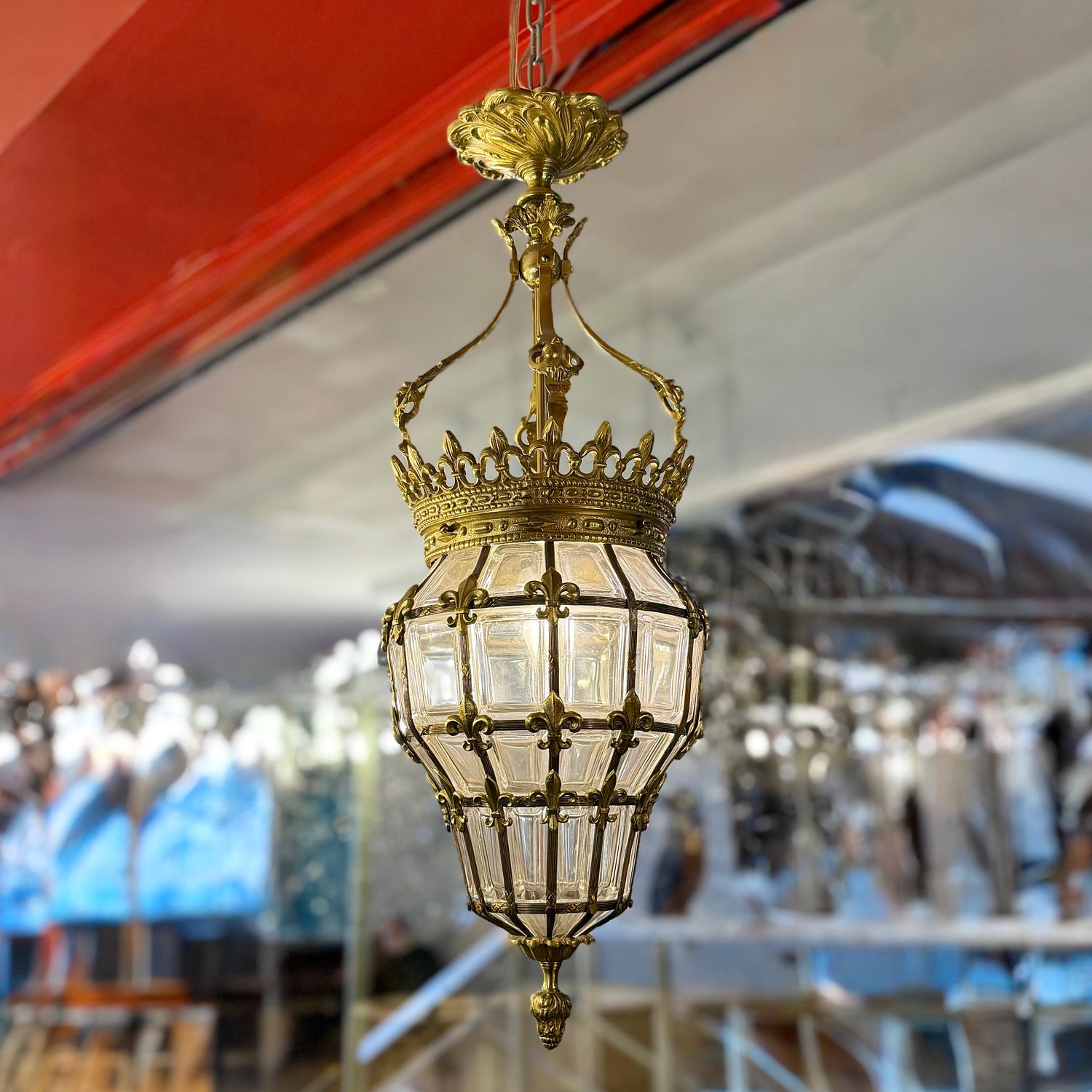 Farol francés de bronce ormolú y cristal moldeado "Versalles".  Francia Siglo XIX