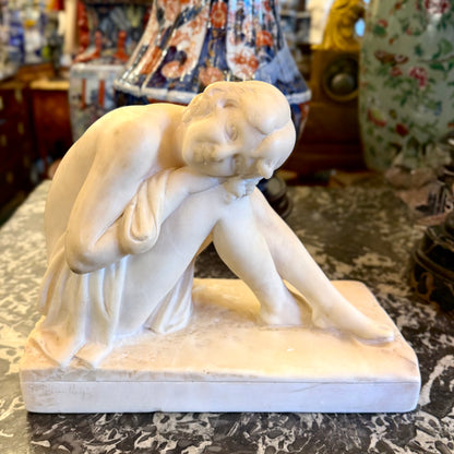 Escultura de mármol italiana Art-Deco de una mujer sentada. Italia SXX