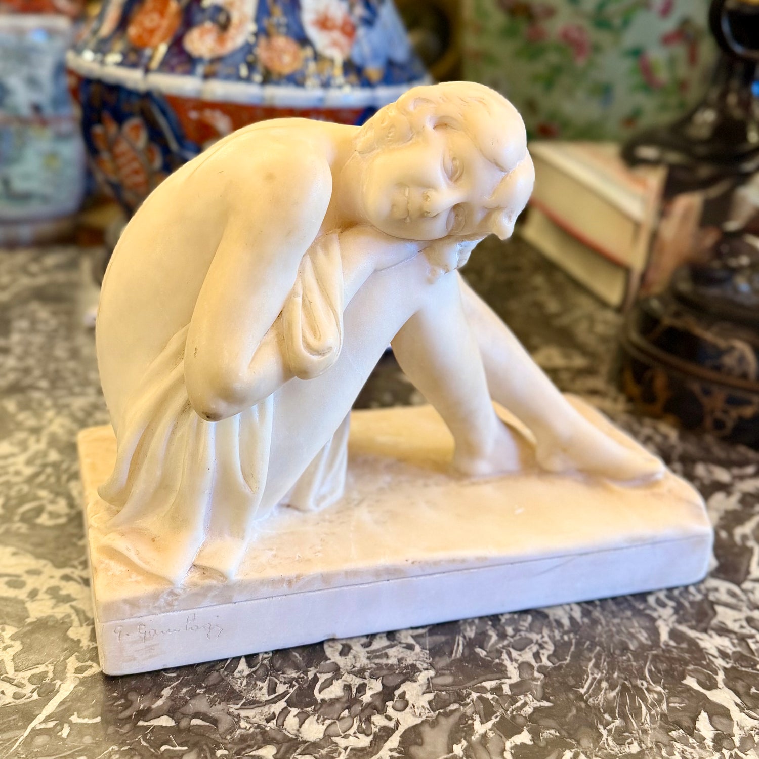 Escultura de mármol italiana Art-Deco de una mujer sentada. Italia SXX