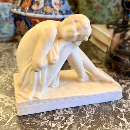 Escultura de mármol italiana Art-Deco de una mujer sentada. Italia SXX
