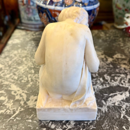 Escultura de mármol italiana Art-Deco de una mujer sentada. Italia SXX