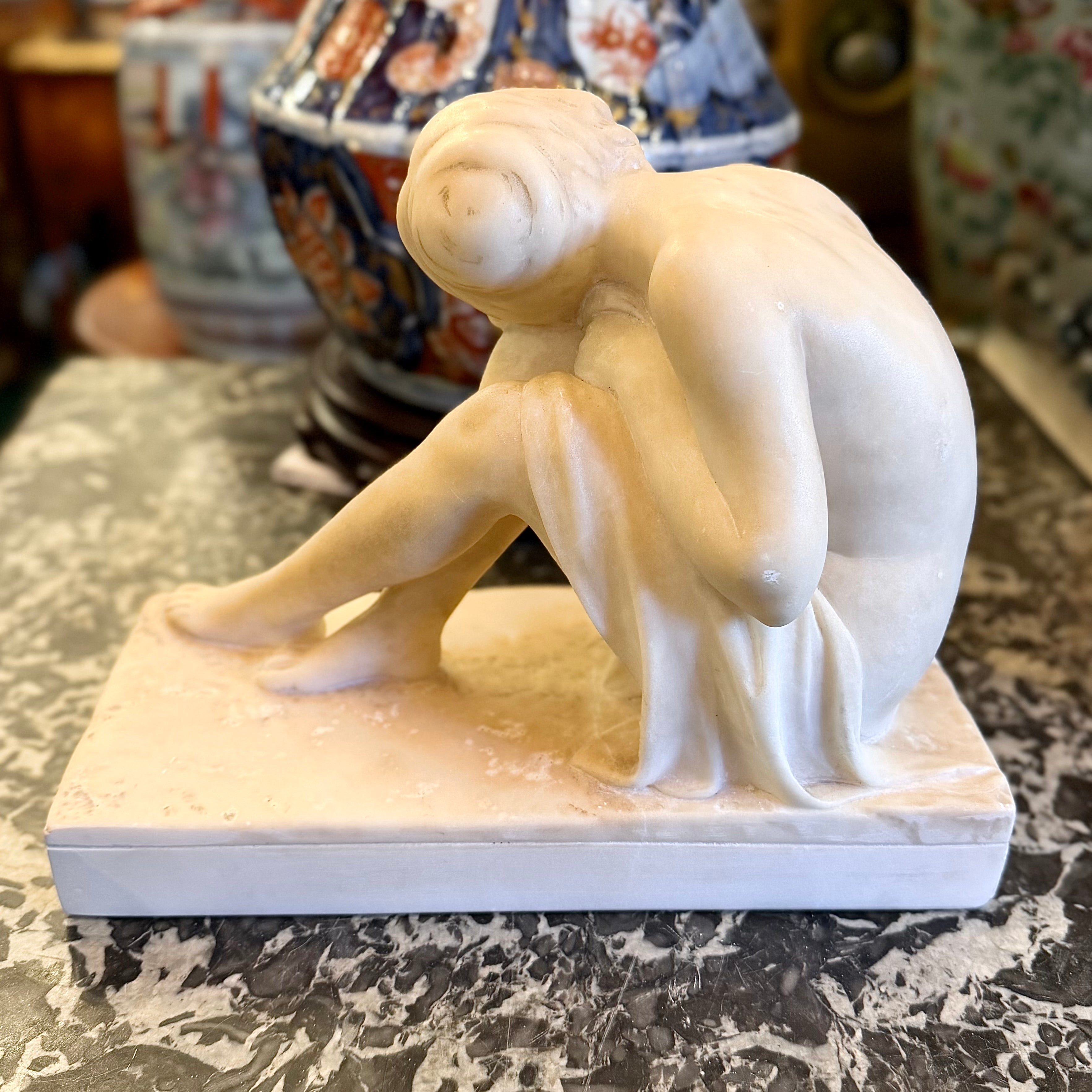 Escultura de mármol italiana Art-Deco de una mujer sentada. Italia SXX